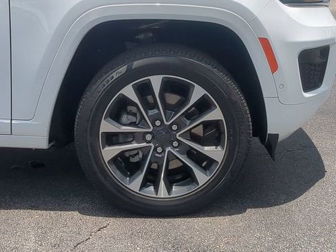 Used 2022 Jeep Grand Cherokee Overland w/ Advanced Protech Group III AWD/4WD image 11