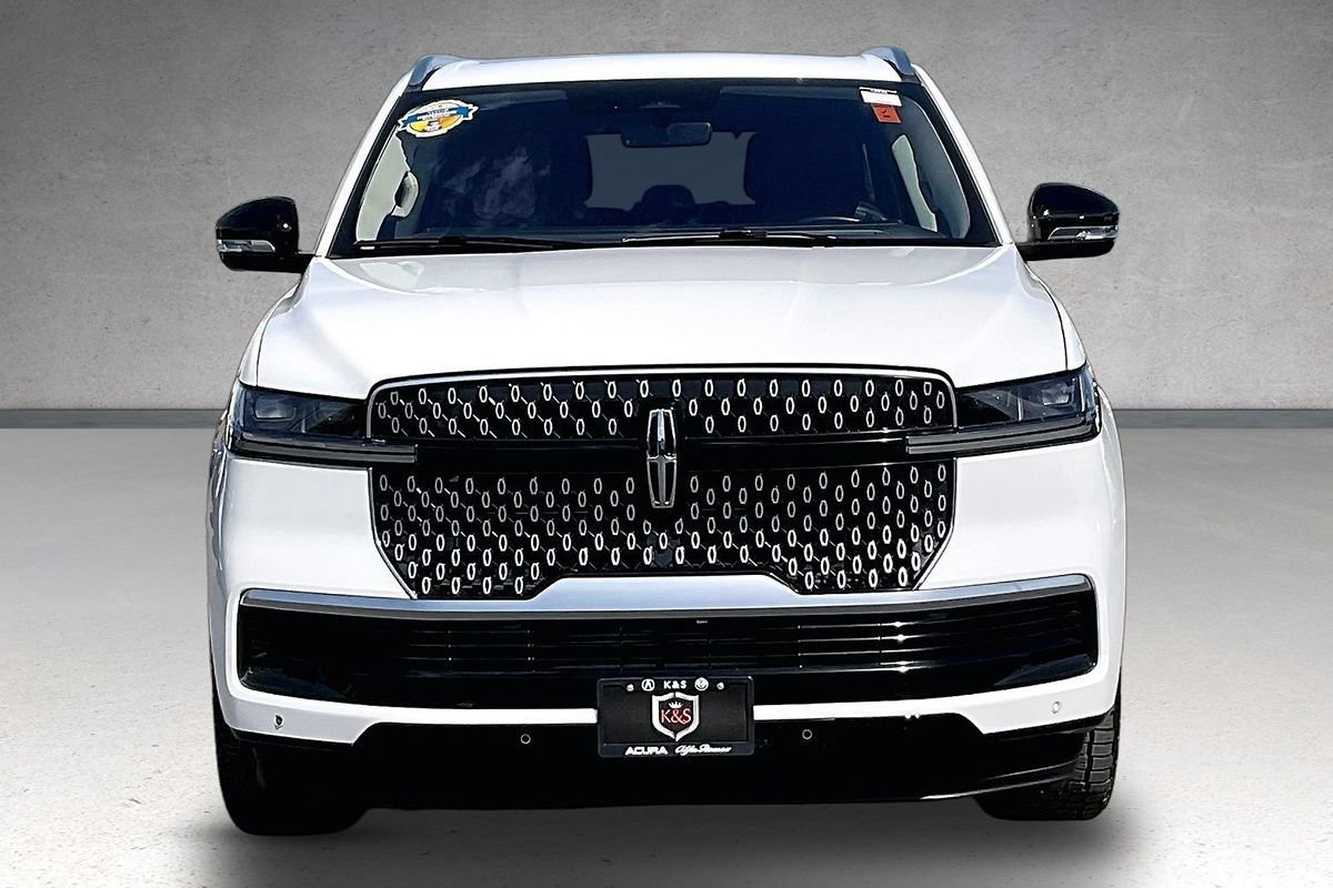 Used 2025 Lincoln Navigator Reserve AWD/4WD image 3