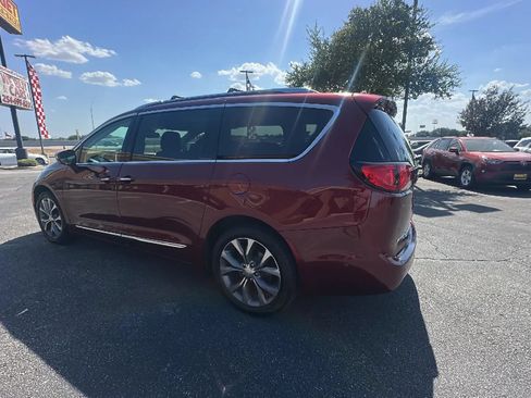 Used 2018 Chrysler Pacifica Limited w/ Tire & Wheel Group FWD image 4
