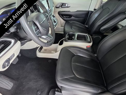 Used 2024 Chrysler Pacifica Touring-L FWD image 7