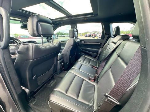 Used 2019 Jeep Grand Cherokee Overland AWD/4WD image 4