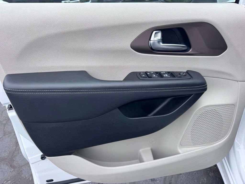 Used 2023 Chrysler Voyager LX FWD image 13