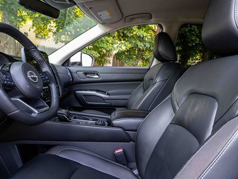 Certified 2024 Nissan Pathfinder SL image 9