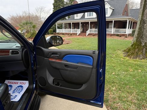 Used 2013 Chevrolet Avalanche LTZ image 55