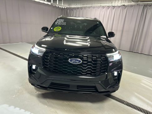 Used 2025 Ford Explorer ST-Line w/ ST-Line Street Pack AWD/4WD image 2