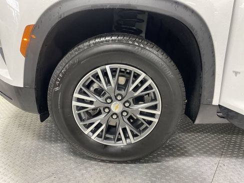 Used 2026 Chevrolet Traverse LT AWD/4WD image 2