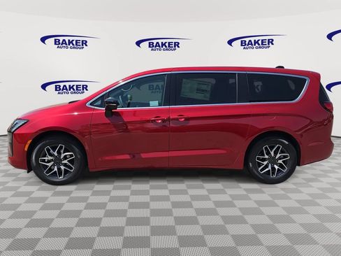 New 2027 Chrysler Pacifica Limited FWD image 6