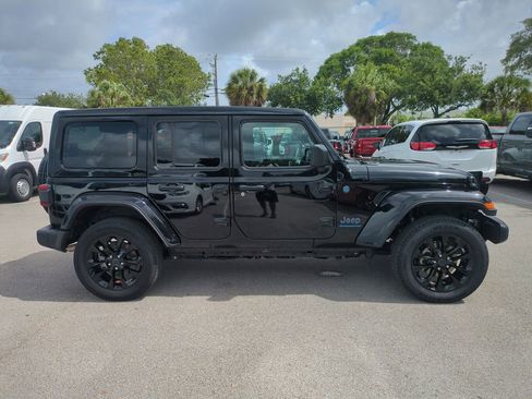 Used 2025 Jeep Wrangler Unlimited Sahara w/ Safety Group AWD/4WD image 5