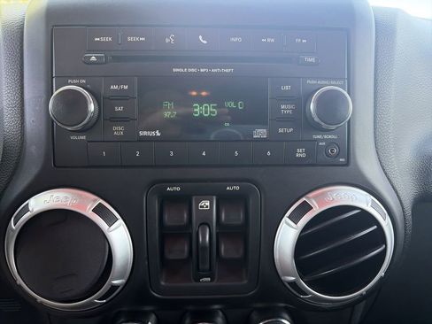 Used 2012 Jeep Wrangler Unlimited Rubicon w/ Connectivity Group AWD/4WD image 22