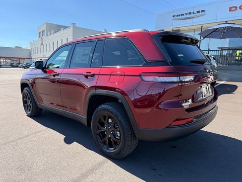 New 2025 Jeep Grand Cherokee Altitude image 4