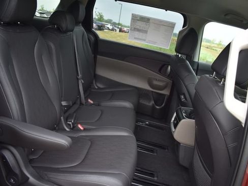 New 2026 Kia Carnival EX FWD image 14