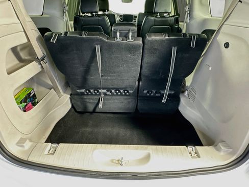 Used 2024 Chrysler Pacifica Touring-L FWD image 31