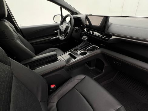 Used 2025 Toyota Sienna XLE Woodland Edition image 14
