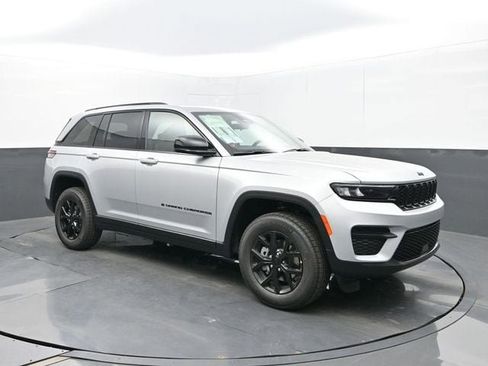 New 2025 Jeep Grand Cherokee Laredo image 7