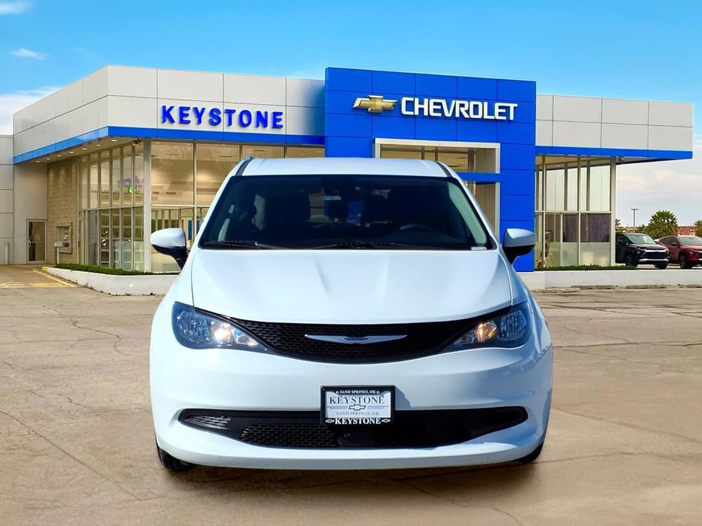 Used 2023 Chrysler Voyager LX FWD image 2