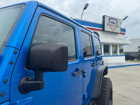 Used 2015 Jeep Wrangler Unlimited Sahara w/ Connectivity Group AWD/4WD image 8