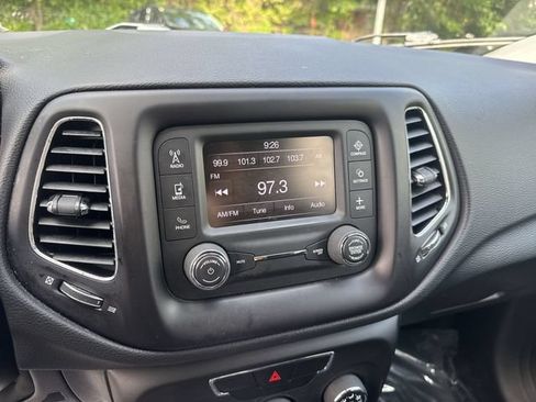 Used 2018 Jeep Compass Latitude FWD image 19