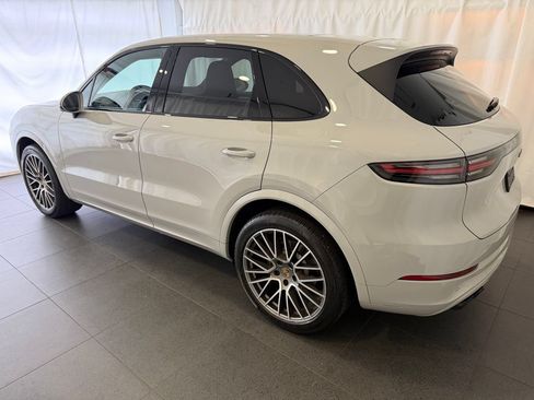 Certified 2023 Porsche Cayenne Platinum Edition AWD/4WD image 3