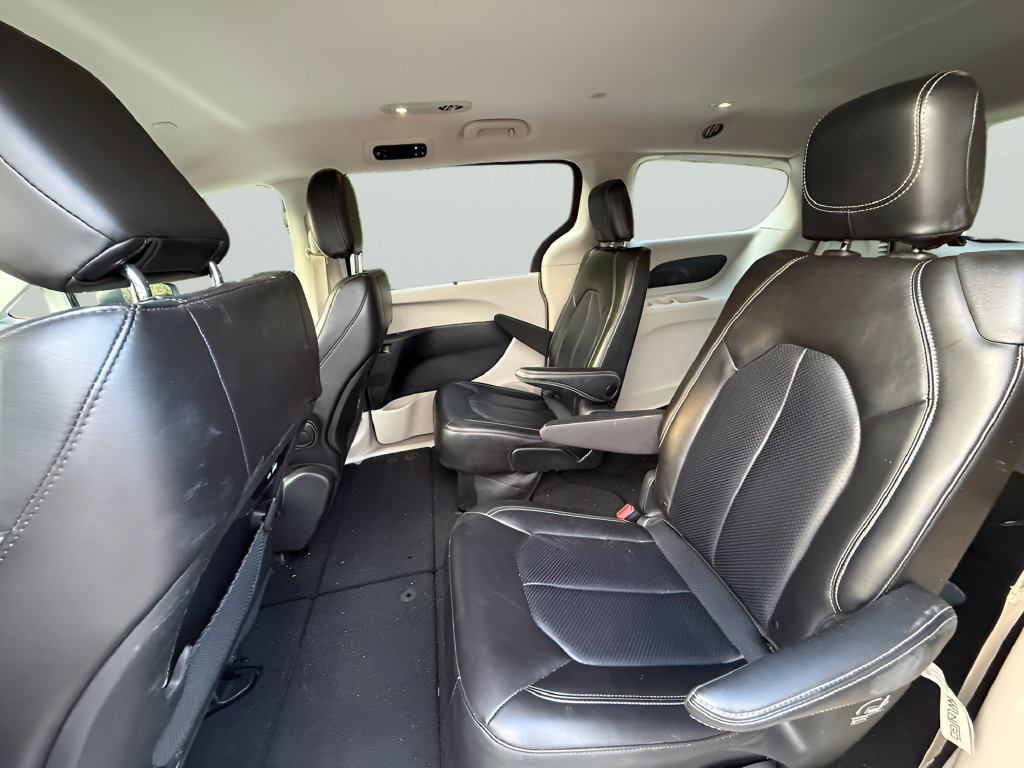 Used 2023 Chrysler Pacifica Touring-L FWD image 11