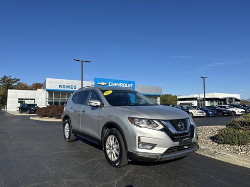 Used 2017 Nissan Rogue SV image 3