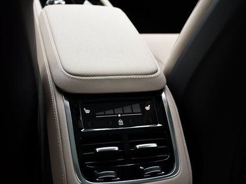 New 2026 Volvo XC90 B6 Plus w/ Protection Package Premier AWD/4WD image 18