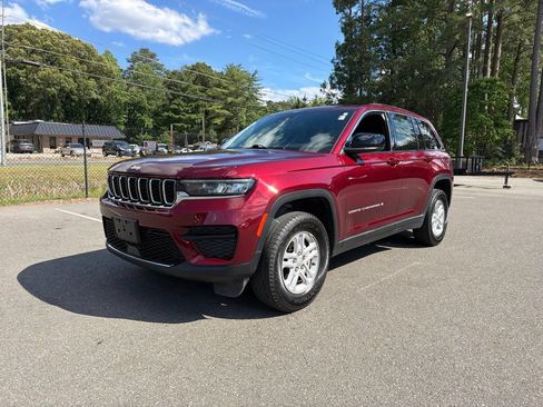 Used 2024 Jeep Grand Cherokee Laredo w/ Luxury Tech Group I AWD/4WD image 2