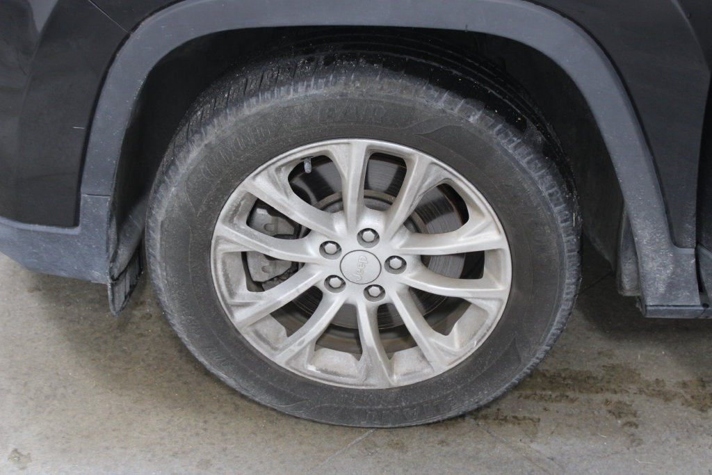Used 2020 Jeep Cherokee Latitude FWD image 28