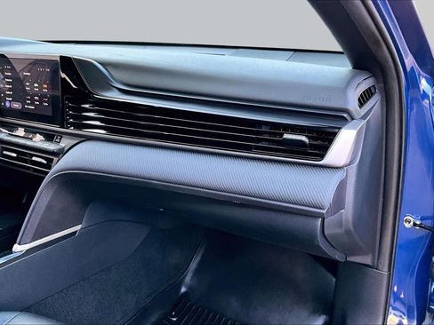 Used 2025 Toyota Camry SE w/ Convenience Package FWD image 18