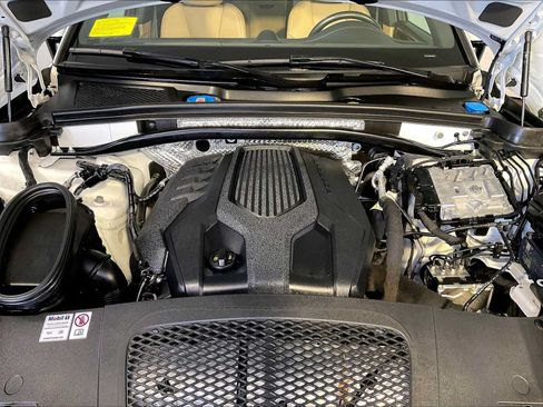 Certified 2024 Porsche Macan AWD/4WD image 32