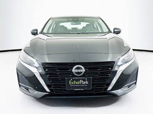 Used 2025 Nissan Altima 2.5 SV FWD image 2