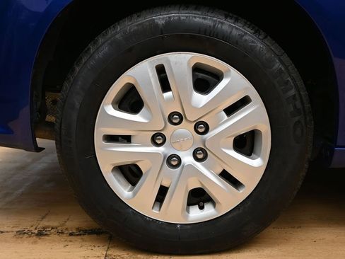 Used 2018 Dodge Grand Caravan SE w/ UConnect Hands-Free Group image 11