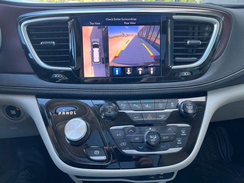 Used 2018 Chrysler Pacifica Limited w/ Tire & Wheel Group FWD image 22