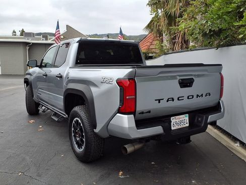 Certified 2025 Toyota Tacoma TRD Off-Road AWD/4WD image 6