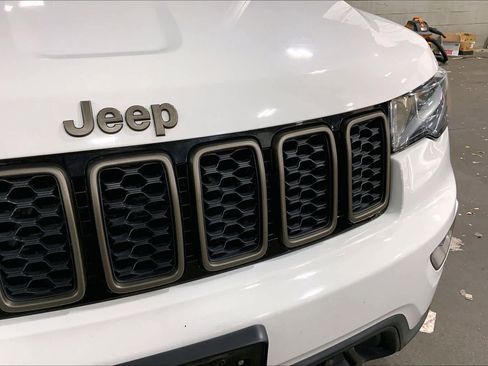 Used 2016 Jeep Grand Cherokee Laredo 75th Anniversary image 29