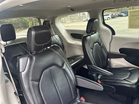 Used 2024 Chrysler Pacifica Touring-L image 17
