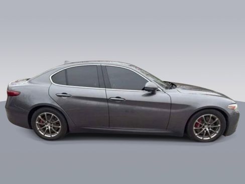 Used 2018 Alfa Romeo Giulia RWD image 2