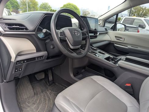 Used 2024 Toyota Sienna Limited FWD image 25