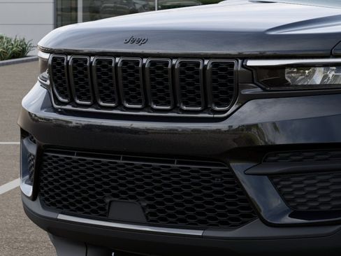 New 2025 Jeep Grand Cherokee Laredo image 12