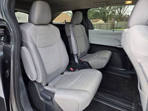 Used 2025 Toyota Sienna LE image 25