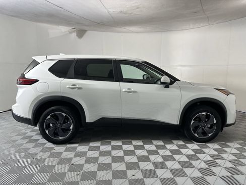 Certified 2024 Nissan Rogue SV FWD image 9