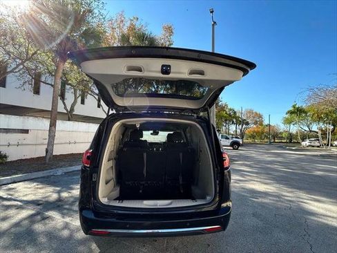 Certified 2023 Chrysler Pacifica Touring-L FWD image 39