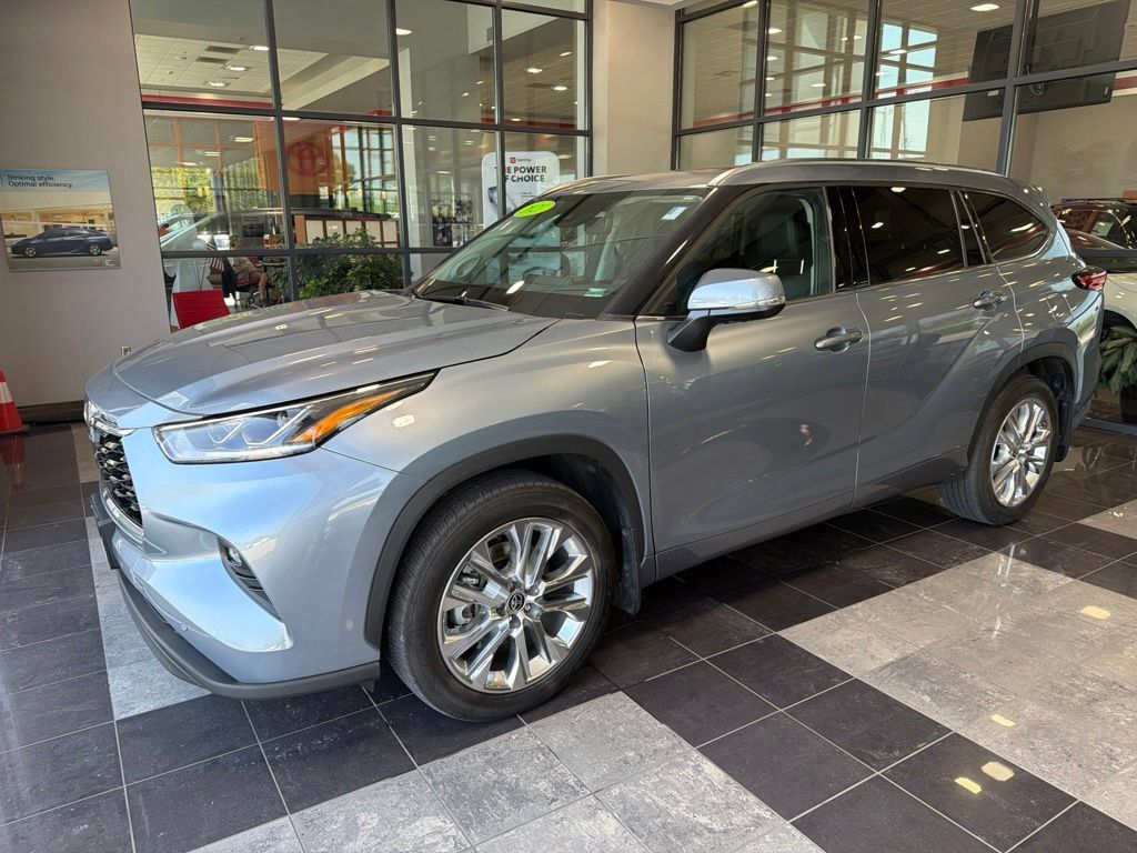 Used 2021 Toyota Highlander Limited AWD/4WD image 4