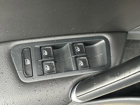 Used 2016 Volkswagen Golf SE image 24