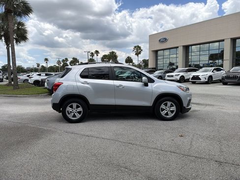 Used 2022 Chevrolet Trax LT w/ LT Convenience Package FWD image 2