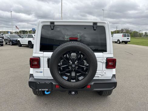 Used 2023 Jeep Wrangler Unlimited Sahara w/ Cold Weather Group AWD/4WD image 4