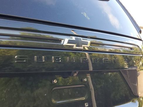 Used 2022 Chevrolet Suburban Z71 w/ Luxury Package AWD/4WD image 6
