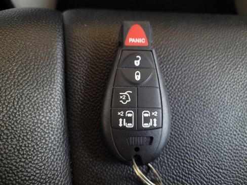 Used 2016 Chrysler Town & Country Touring FWD image 32