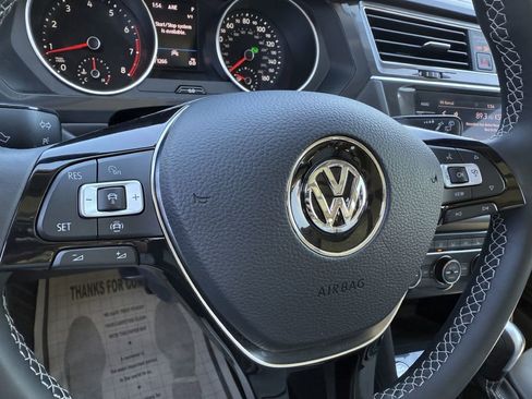 Used 2021 Volkswagen Tiguan SE w/ Panoramic Sunroof Package image 23