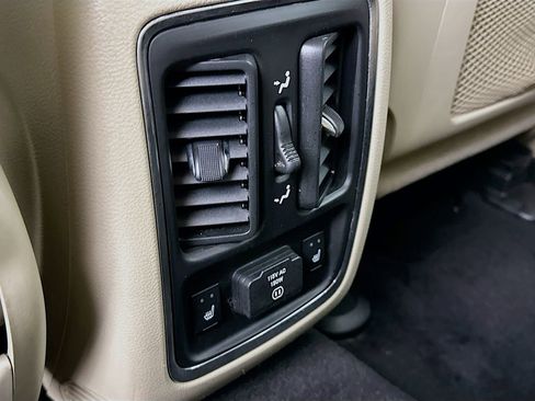 Used 2011 Jeep Grand Cherokee Limited w/ Luxury Group II AWD/4WD image 33