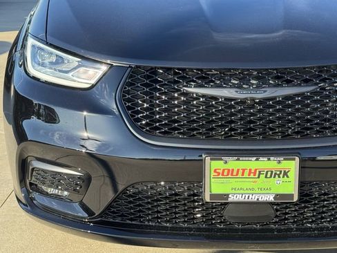 New 2026 Chrysler Pacifica Limited image 8